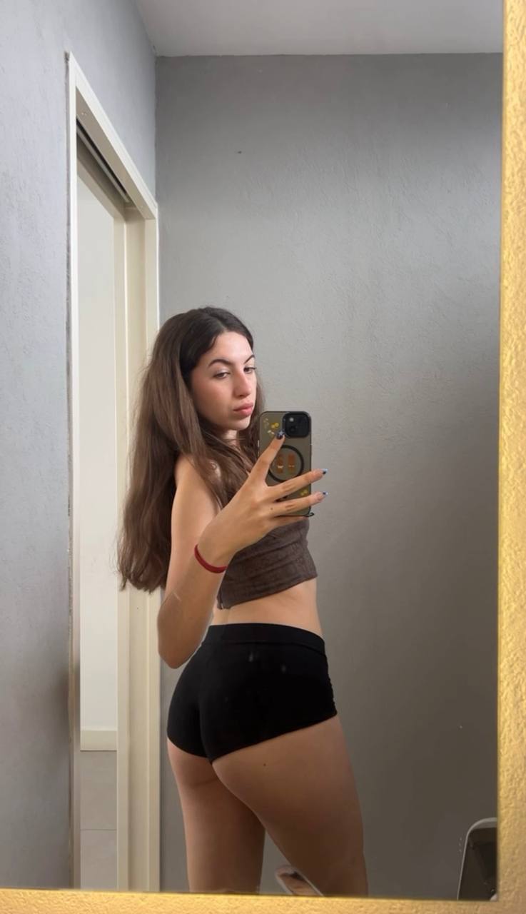 Amber in her underwear in Bhivandi