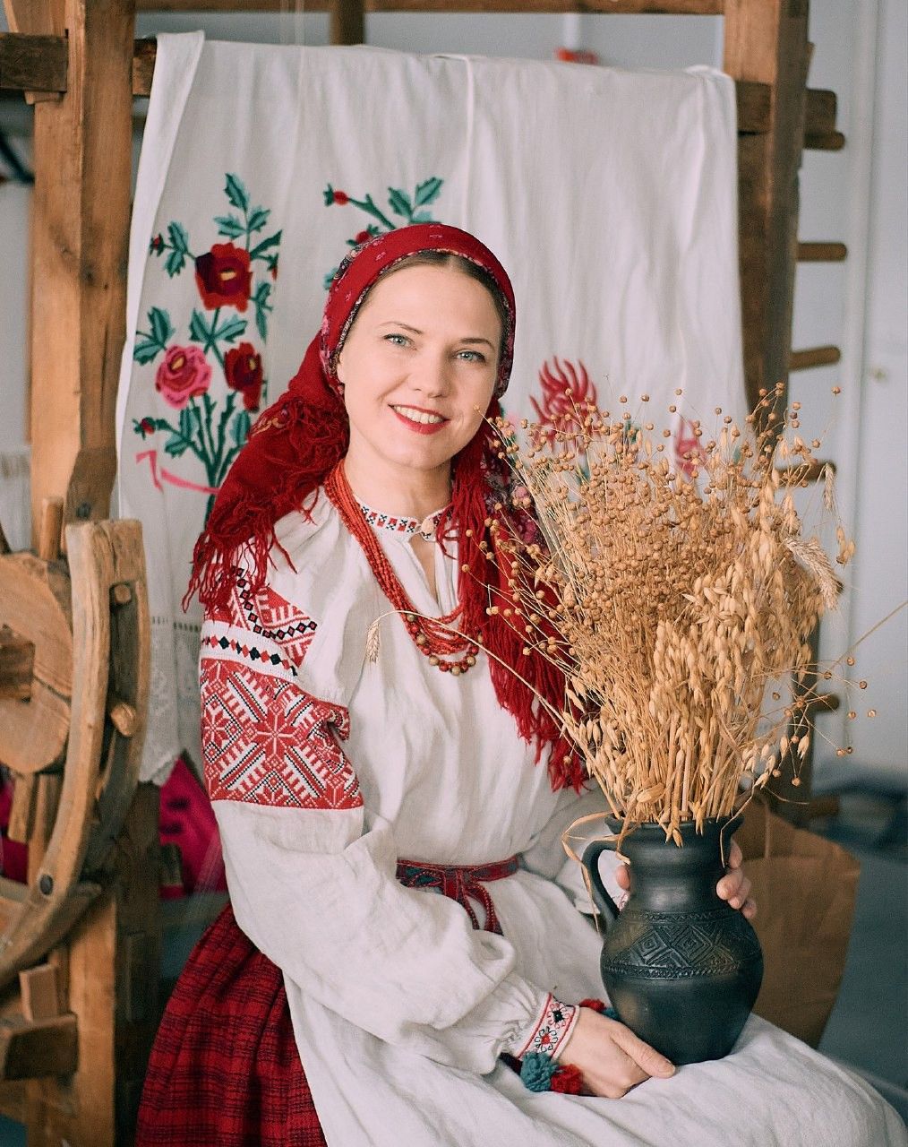 Women in Slavic costumes in Bhivandi