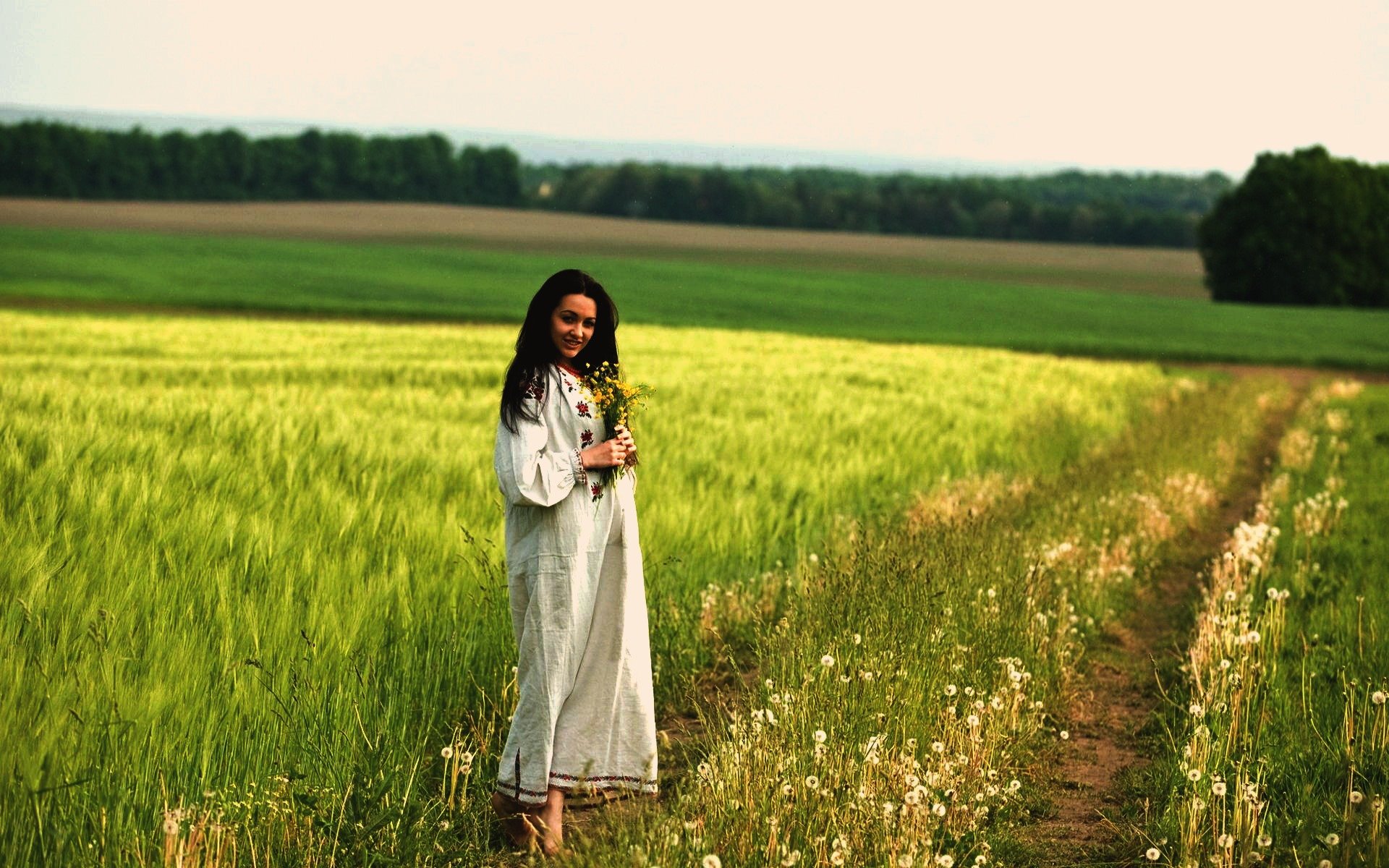 Women in Slavic costumes in Bhivandi