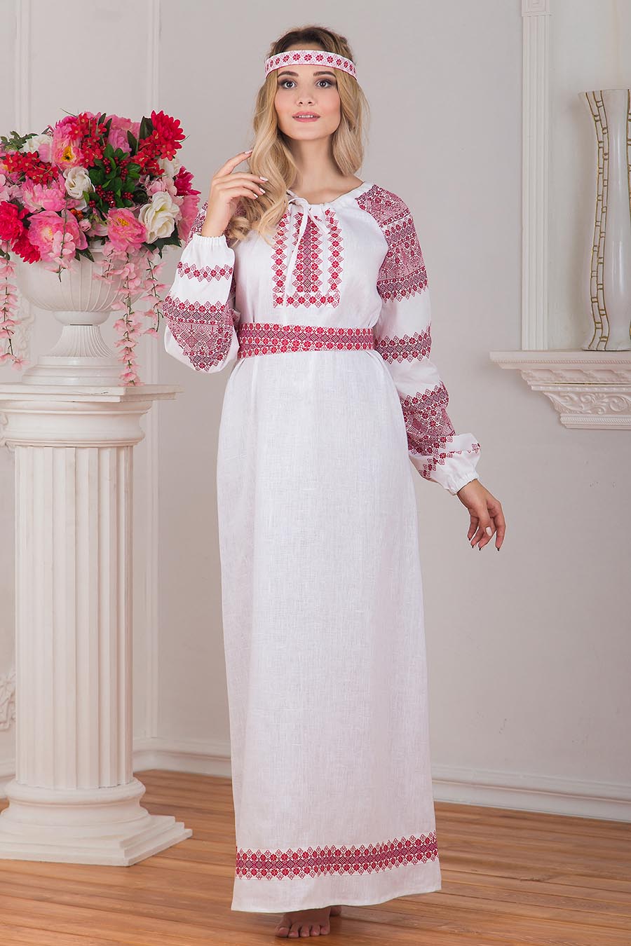 Women in Slavic costumes in Bhivandi