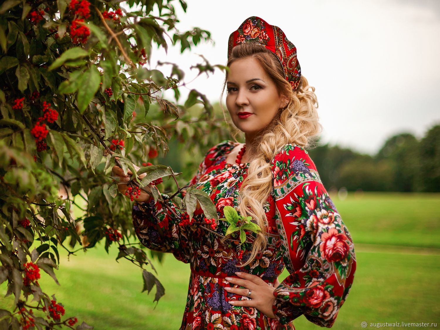 Women in Slavic costumes in Bhivandi