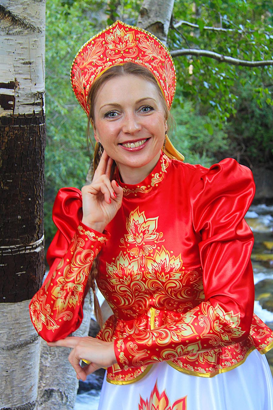 Women in Slavic costumes in Bhivandi