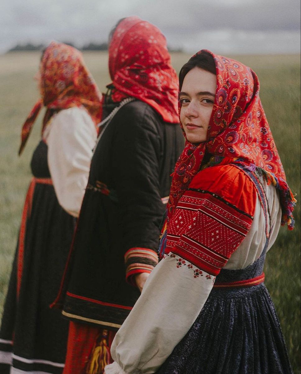 Women in Slavic costumes in Bhivandi