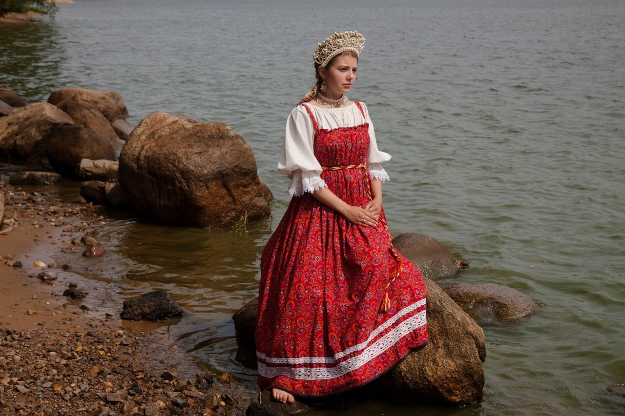 Women in Slavic costumes in Bhivandi