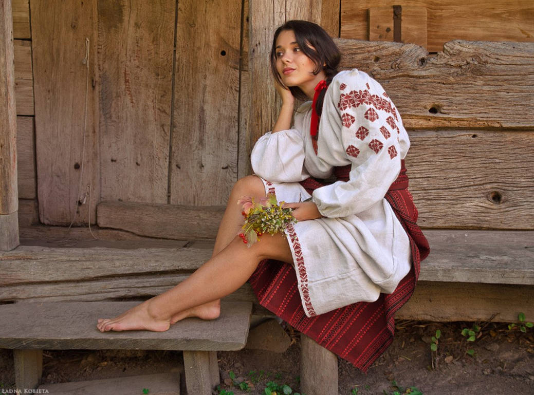 Women in Slavic costumes in Bhivandi