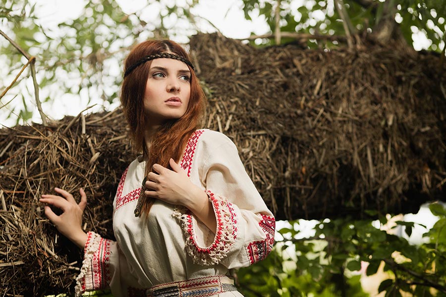 Women in Slavic costumes in Bhivandi