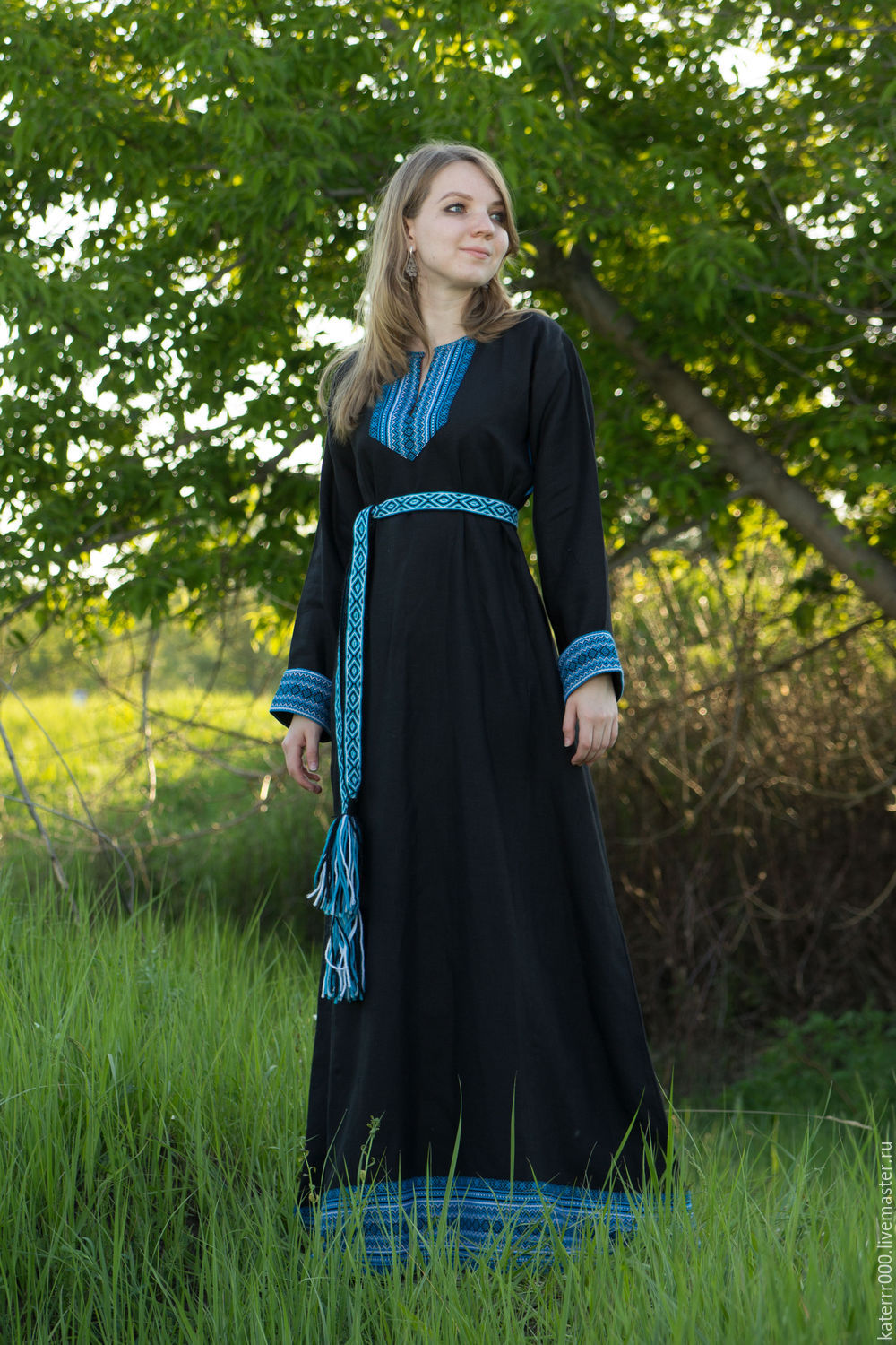 Women in Slavic costumes in Bhivandi