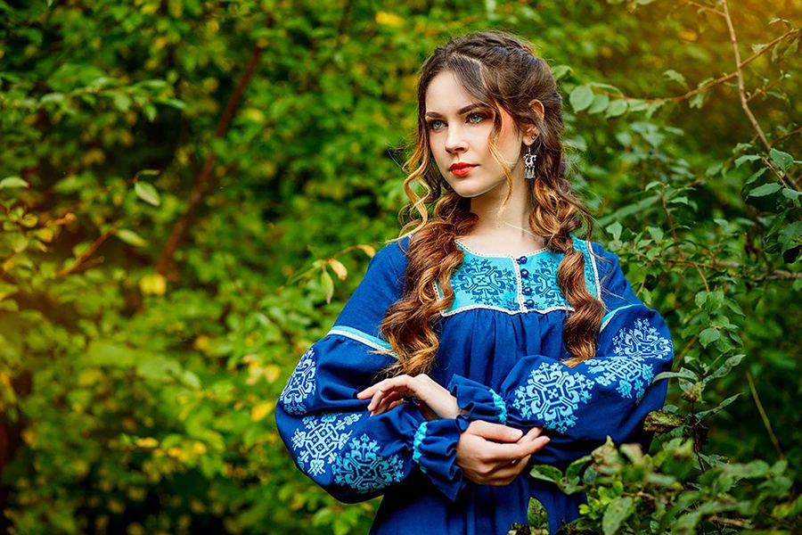 Sexy photo Women in Slavic costumes in Bhivandi