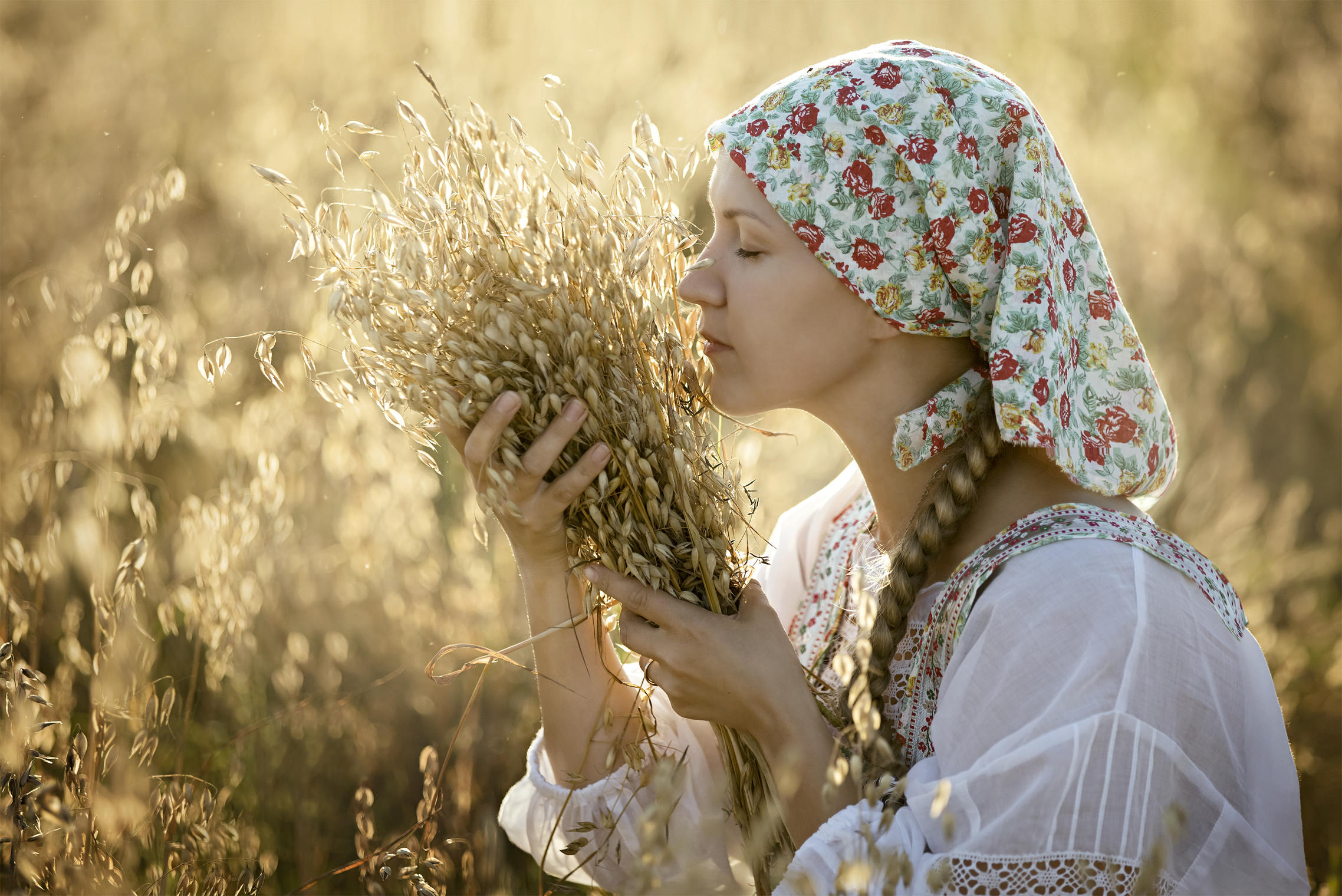 Photo Women in Slavic costumes in Bhivandi