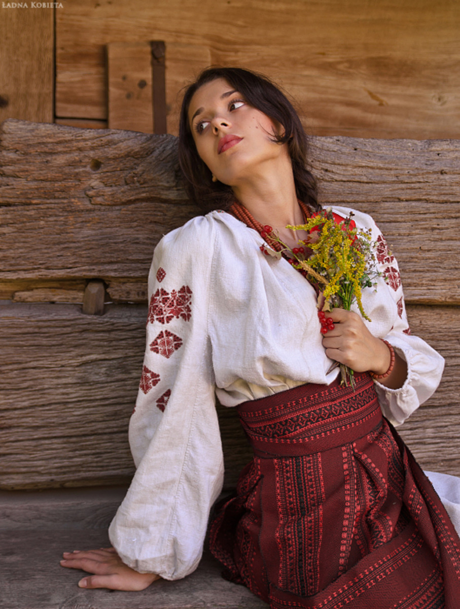 Girls in Slavic costumes in Bhivandi