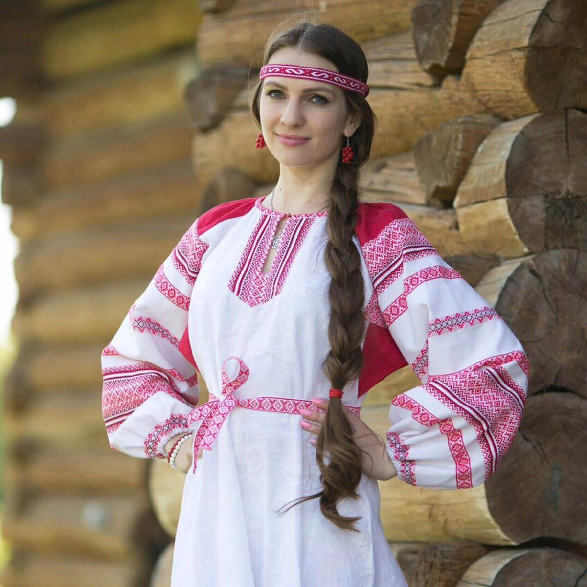 Girls in Slavic costumes in Bhivandi