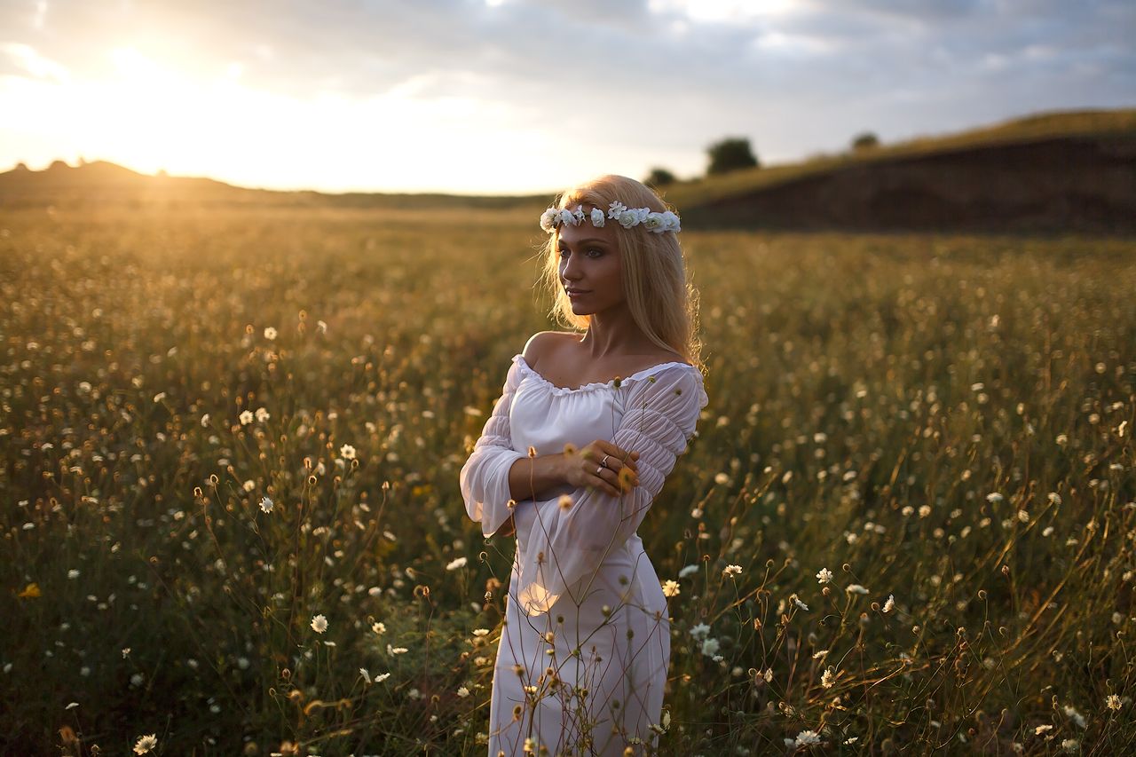 Girls in Slavic costumes in Bhivandi