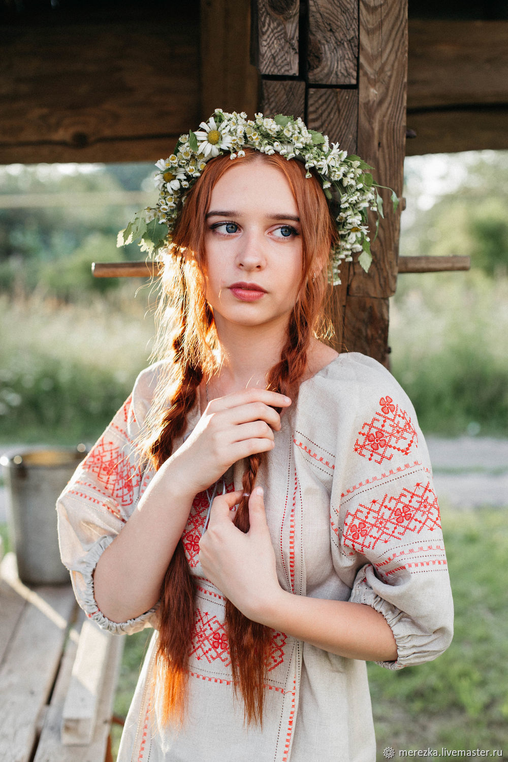 Girls in Slavic costumes in Bhivandi