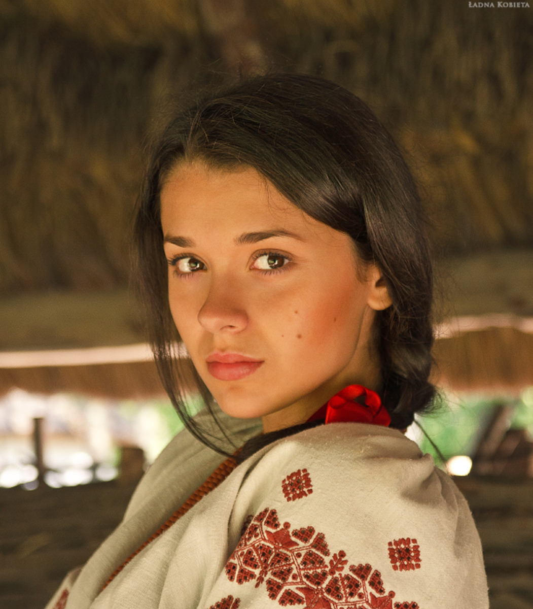 Girls in Slavic costumes in Bhivandi