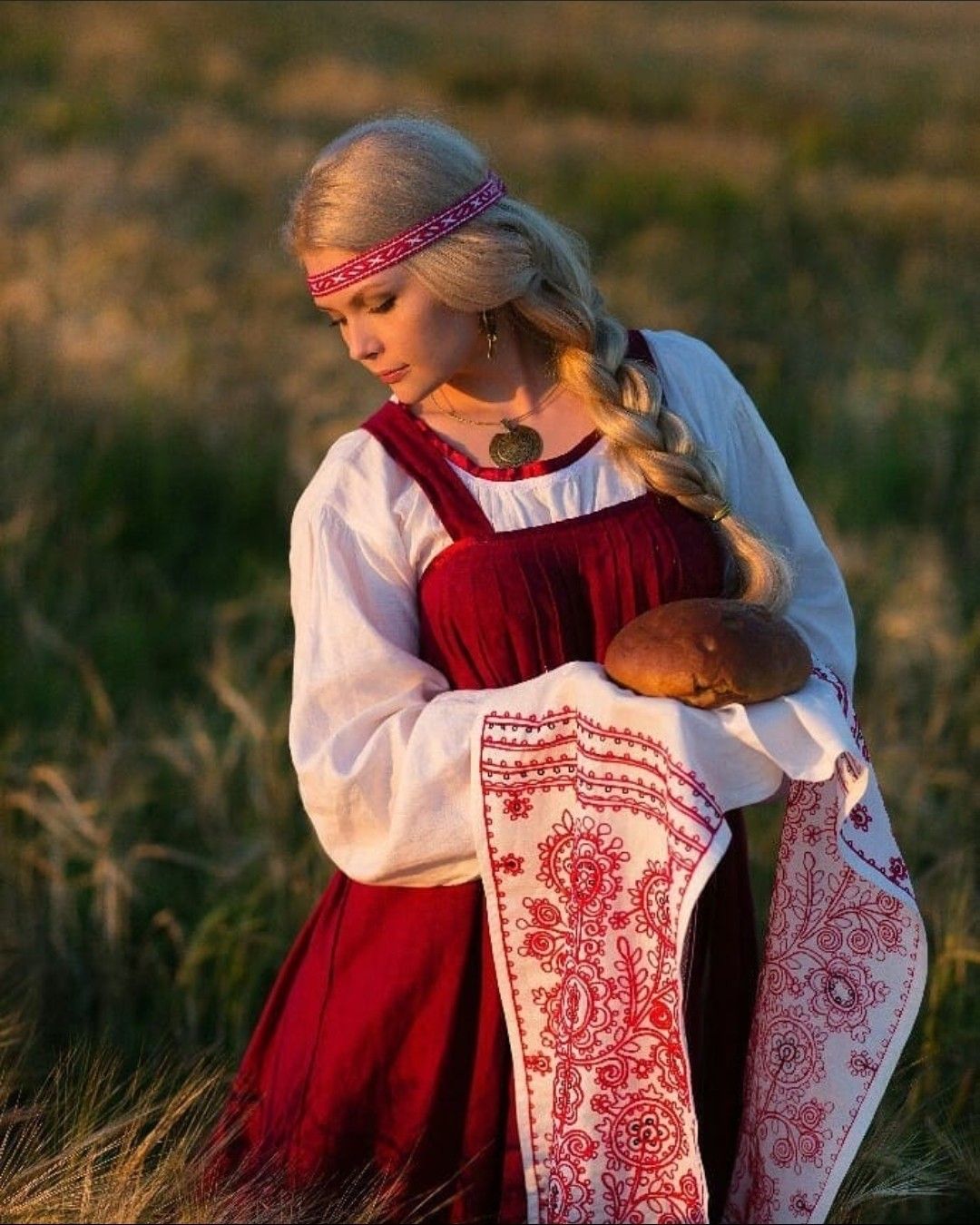 Girls in Slavic costumes in Bhivandi