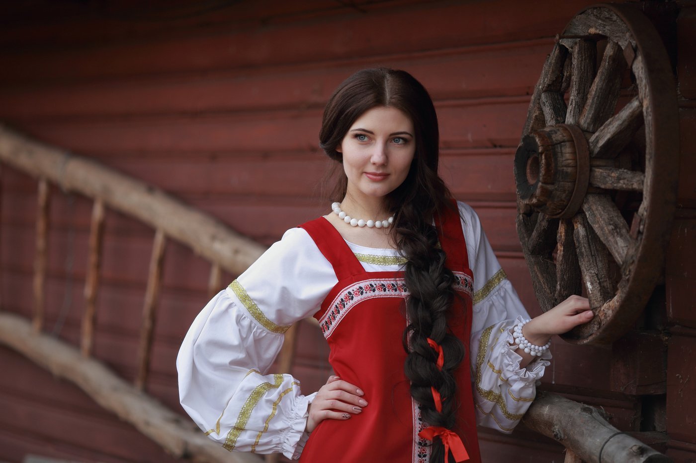 Girls in Slavic costumes in Bhivandi