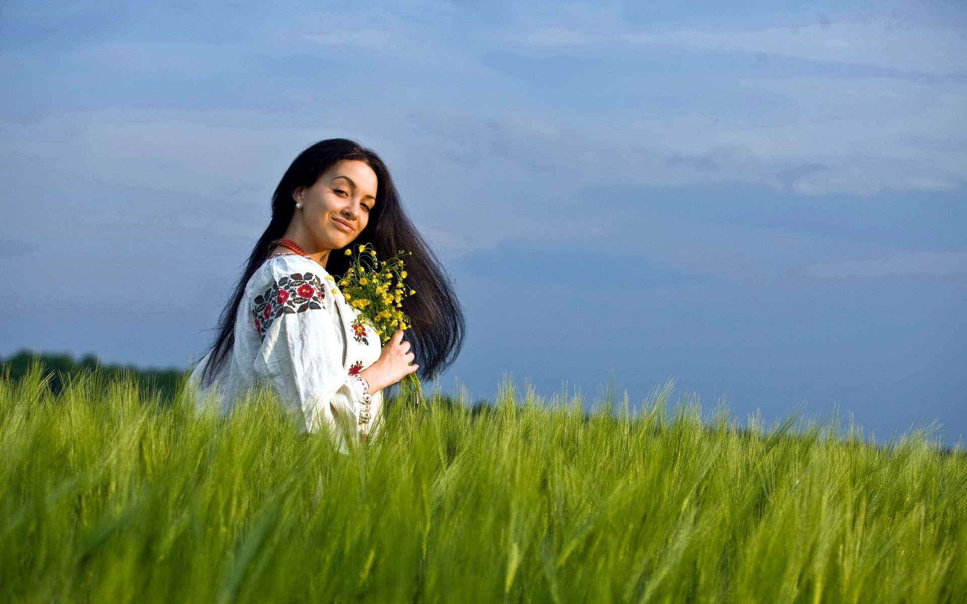 Girls in Slavic costumes in Bhivandi