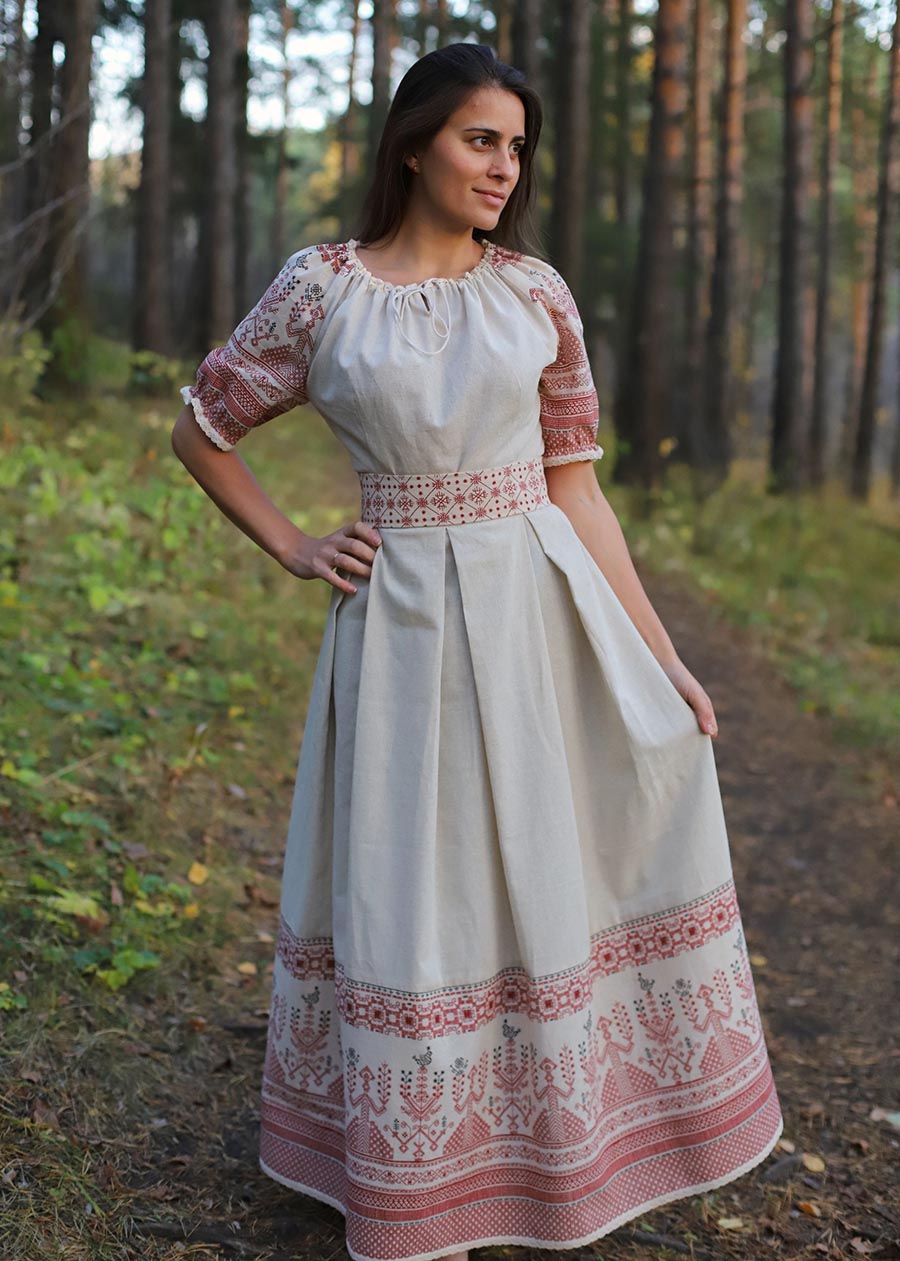 Girls in Slavic costumes in Bhivandi