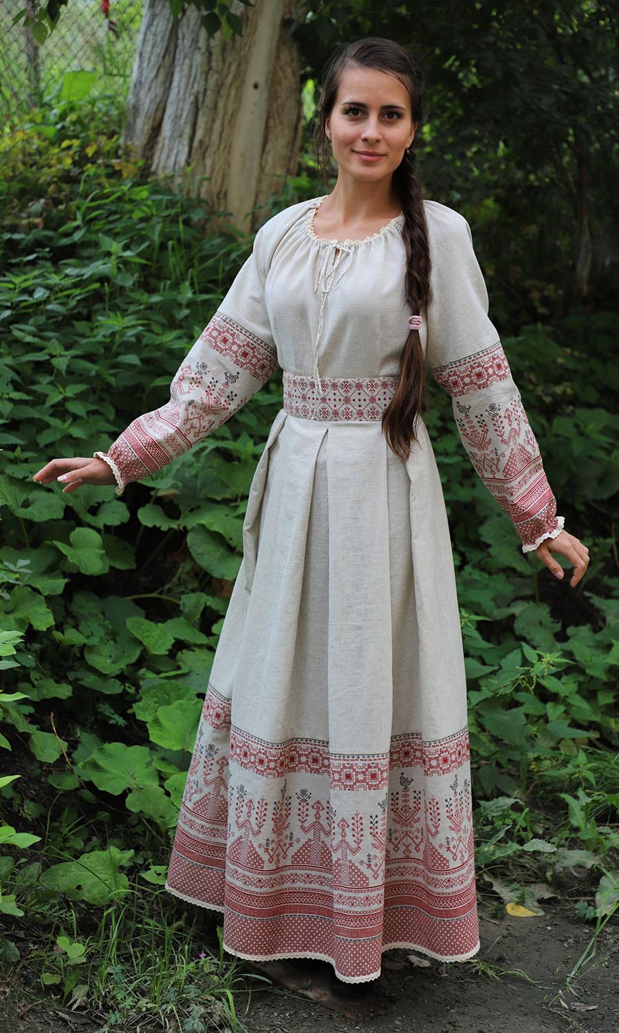 Girls in Slavic costumes in Bhivandi