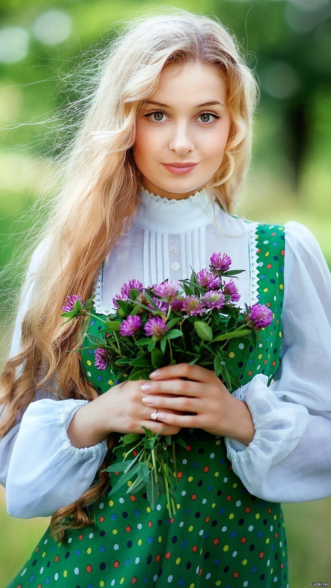 Girls in Slavic costumes in Bhivandi