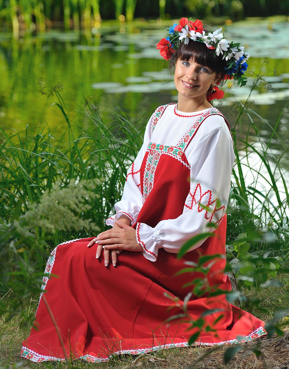 Beautiful girl Girls in Slavic costumes in Bhivandi