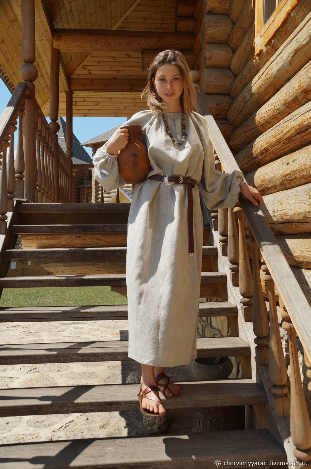 Girls in Slavic costumes in Bhivandi