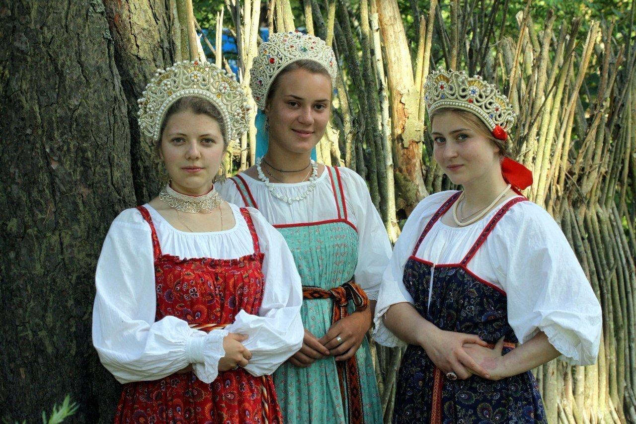 Sexy model Girls in Slavic costumes in Bhivandi