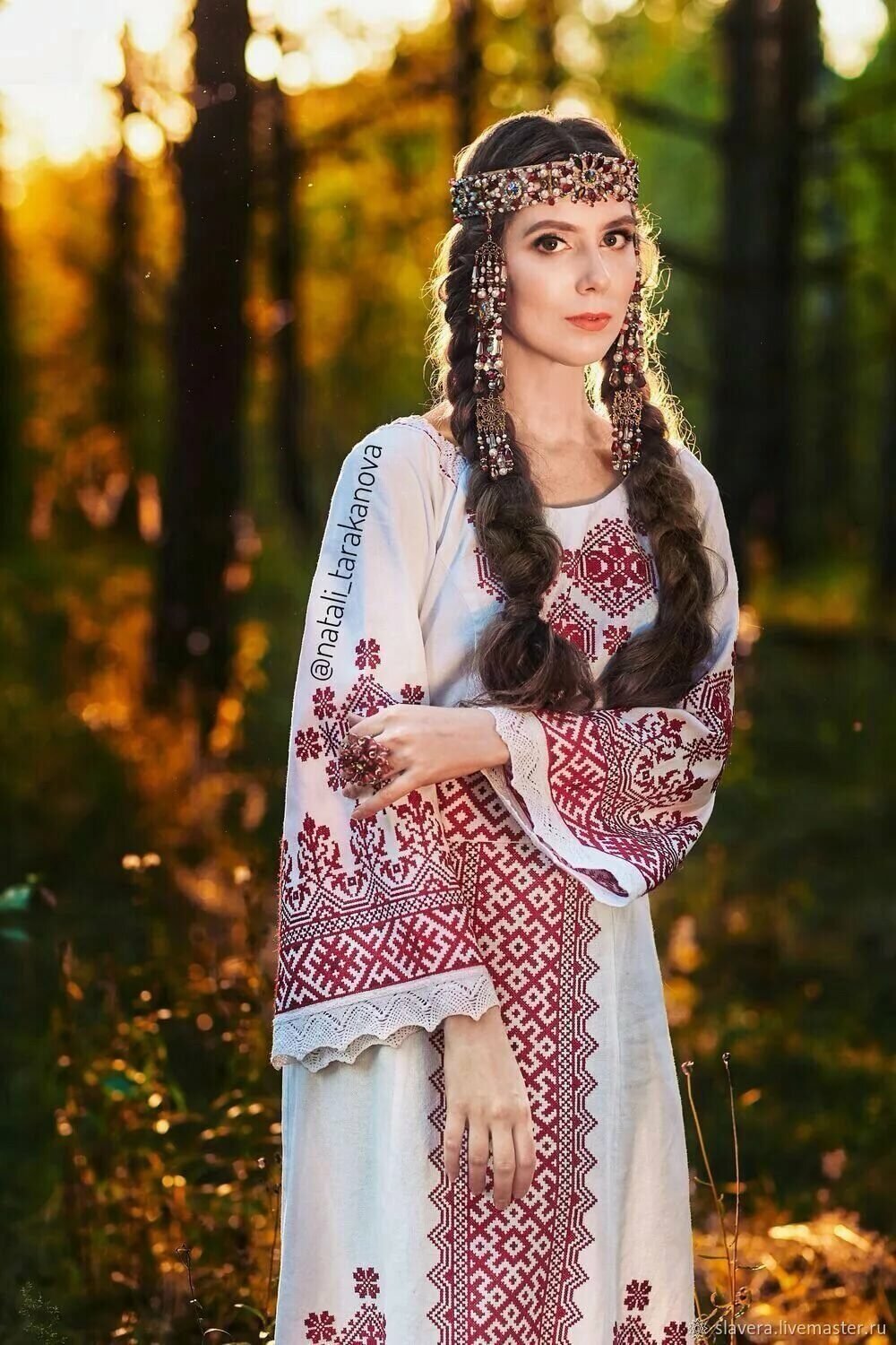 Girls in Slavic costumes in Bhivandi